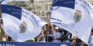 Los patrones de las traineras ganadoras ondean la Bandera de La Concha.